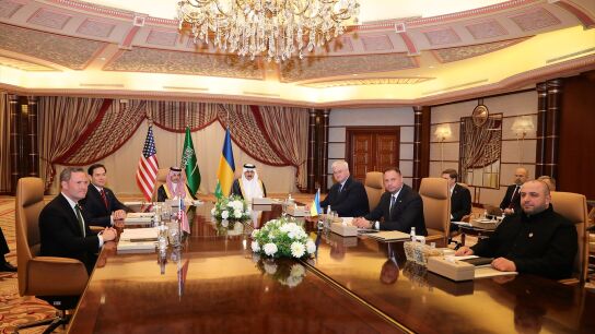 Imagen de la reuni&oacute;n entre las delegaciones de EEUU y Ucrania en Arabia Saud&iacute;