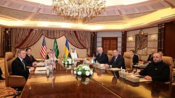 Imagen de la reunión entre las delegaciones de EEUU y Ucrania en Arabia Saudí