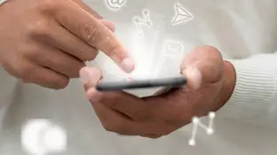 Joven mirando redes sociales Joven mirando redes sociales