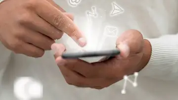 Joven mirando redes sociales Joven mirando redes sociales