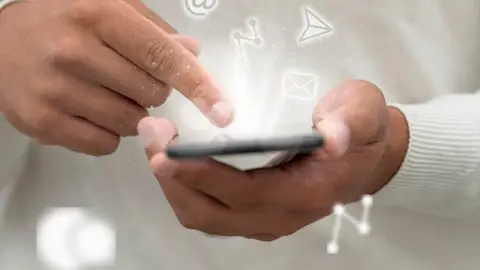 Joven mirando redes sociales Joven mirando redes sociales