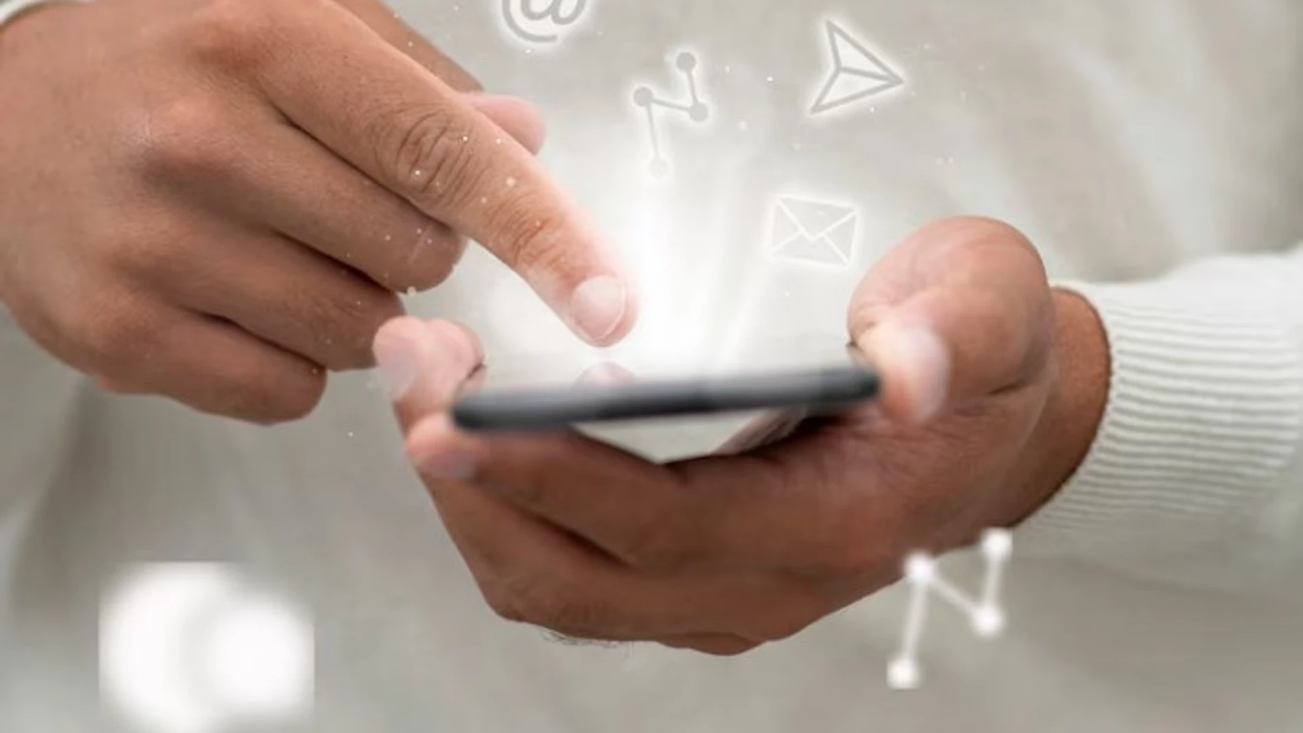 Joven mirando redes sociales Joven mirando redes sociales