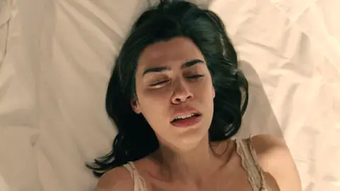 Luz le comunica a María que no podrá tener más hijos y... ¡sufre una crisis nerviosa! Luz le comunica a María que no podrá tener más hijos y... ¡sufre una crisis nerviosa!