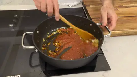Agrega el pimentón, la salsa de tomate, el vino Agrega el pimentón, la salsa de tomate, el vino