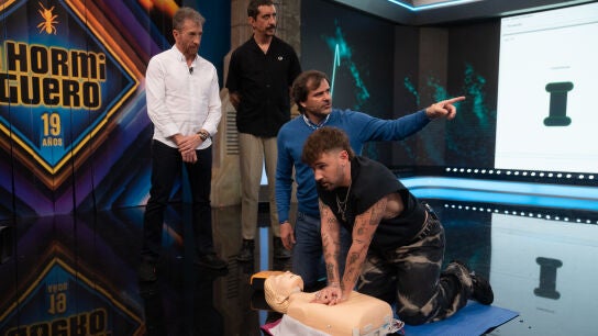 &iquest;C&oacute;mo hacer una RCP? Dani Fern&aacute;ndez aprueba el simulacro