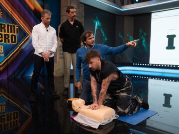 &iquest;C&oacute;mo hacer una RCP? Dani Fern&aacute;ndez aprueba el simulacro