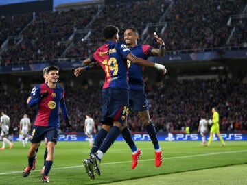 Raphinha y Lamine Yamal celebran un gol