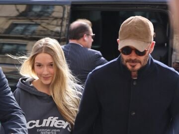 Harper Beckham y David Beckham en Par&iacute;s