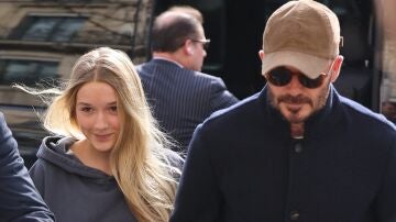 Harper Beckham y David Beckham en París