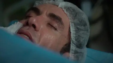 El corazón de Timur se para en pleno quirófano, abocándole a la muerte... ¡y también a Bahar! El corazón de Timur se para en pleno quirófano, abocándole a la muerte... ¡y también a Bahar!