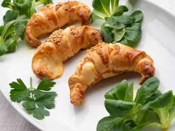 Mini-croissant de jamón y queso, de Arguiñano: "Aquí tienes un entrante facilísimo para un día de fiesta" Mini-croissant de jamón y queso, de Arguiñano: "Aquí tienes un entrante facilísimo para un día de fiesta"