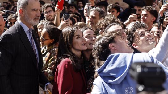 Los Reyes, recibidos en Valencia con aplausos y v&iacute;tores en una nueva visita tras la dana