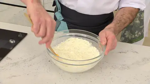 Mezcla los ingredientes hasta que desaparezca la harina Mezcla los ingredientes hasta que desaparezca la harina