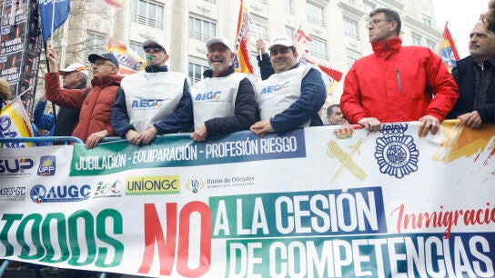 Polic&iacute;as y guardias civiles protestan ante el Congreso