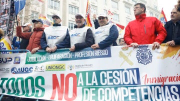 Policías y guardias civiles protestan ante el Congreso