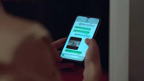 Beth descubre lo inimaginable: ¡un vídeo íntimo de Tom con Katy Asquith! Beth descubre lo inimaginable: ¡un vídeo íntimo de Tom con Katy Asquith!