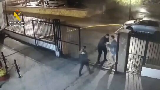 Guardia Civil salva a un beb&eacute; en Carmona