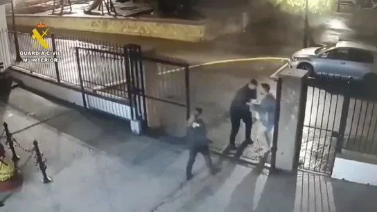 Guardia Civil salva a un bebé en Carmona Guardia Civil salva a un bebé en Carmona