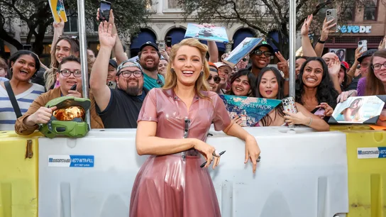 Blake Lively posa con sus fans en el estreno de Otro pequeño favor Blake Lively posa con sus fans en el estreno de Otro pequeño favor
