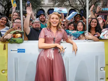 Blake Lively posa con sus fans en el estreno de Otro pequeño favor Blake Lively posa con sus fans en el estreno de Otro pequeño favor