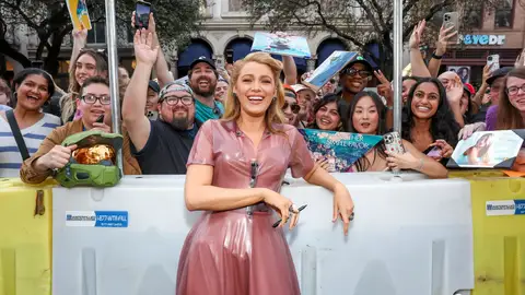 Blake Lively posa con sus fans en el estreno de Otro pequeño favor Blake Lively posa con sus fans en el estreno de Otro pequeño favor