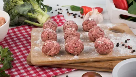 Albóndigas en elaboración Albóndigas en elaboración