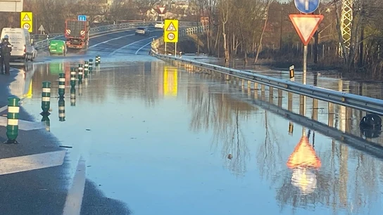 Cortada la M-206 por agua en la vía Cortada la M-206 por agua en la vía