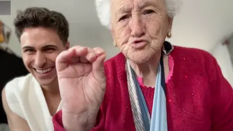 Abuela y nieto, vídeo viral Abuela y nieto, vídeo viral