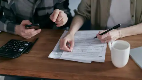 Pareja haciendo cálculos Pareja haciendo cálculos