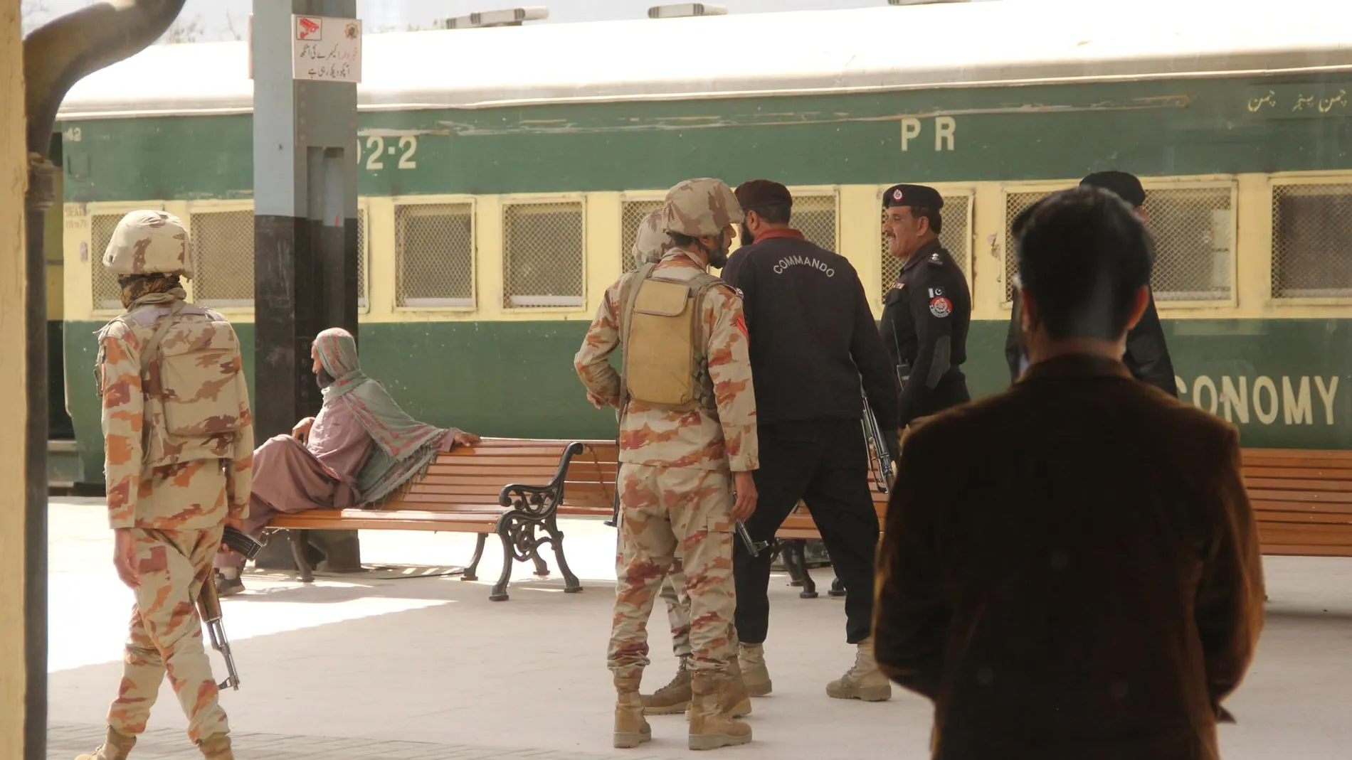 Liberan a 155 pasajeros en una operación de rescate tras el secuestro de un tren en Pakistán Liberan a 155 pasajeros en una operación de rescate tras el secuestro de un tren en Pakistán
