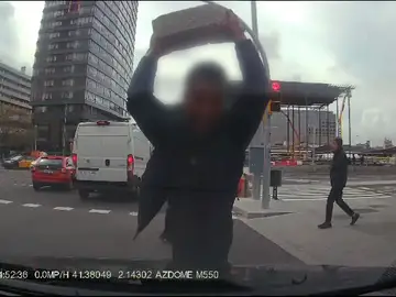Hombre estampa contra un coche un bloque de hormimgón Hombre estampa contra un coche un bloque de hormimgón