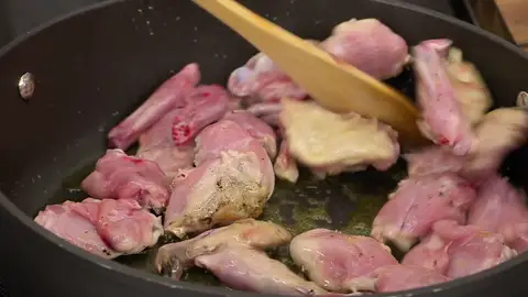 Retira la carne a una fuente y resérvala Retira la carne a una fuente y resérvala