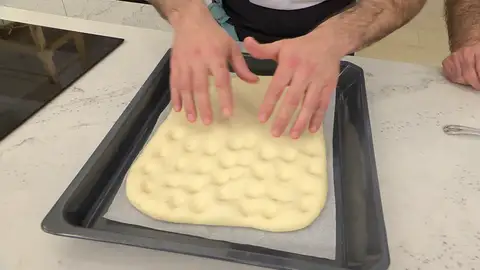 Presiona la masa con los dedos Presiona la masa con los dedos