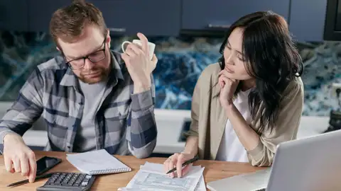 Pareja controlando sus cuentas Pareja controlando sus cuentas