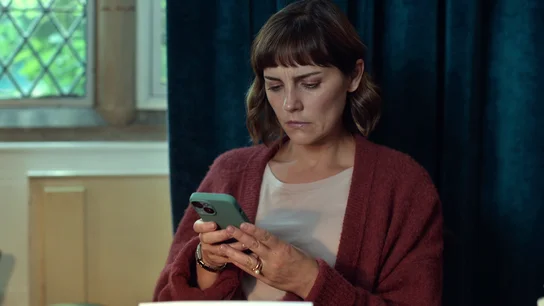 Beth encuentra una demanda de Katy a Tom por despido improcedente… ¿qué ocurría entre su marido y su secretaria? Beth encuentra una demanda de Katy a Tom por despido improcedente… ¿qué ocurría entre su marido y su secretaria?