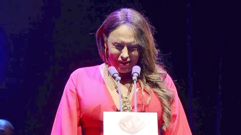 Karla Sofía Gascón rompe a llorar tras recibir un premio de la Unión de Actores Karla Sofía Gascón rompe a llorar tras recibir un premio de la Unión de Actores