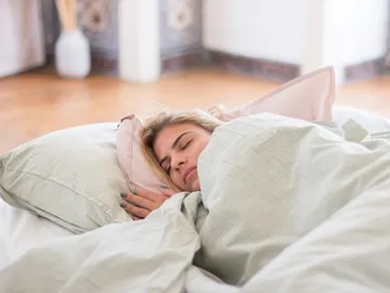 Mujer durmiendo con manta pesada Mujer durmiendo con manta pesada