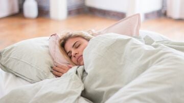 Mujer durmiendo con manta pesada