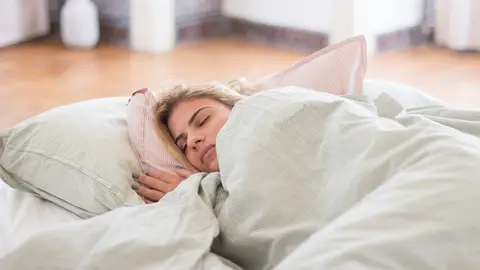 Mujer durmiendo con manta pesada Mujer durmiendo con manta pesada