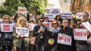 Concentración de educadores sociales en Zaragoza tras el asesinato de una compañera en Badajoz Concentración de educadores sociales en Zaragoza tras el asesinato de una compañera en Badajoz