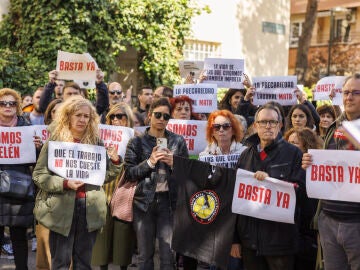 Concentración de educadores sociales en Zaragoza tras el asesinato de una compañera en Badajoz