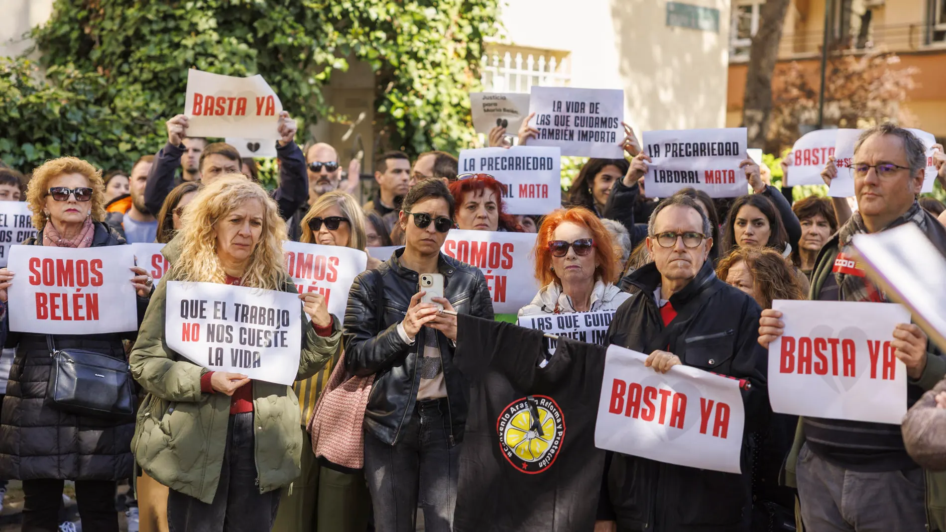 Concentración de educadores sociales en Zaragoza tras el asesinato de una compañera en Badajoz Concentración de educadores sociales en Zaragoza tras el asesinato de una compañera en Badajoz