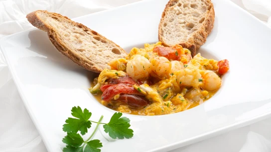 Revuelto de pimientos y langostinos, una combinación exquisita de Karlos Arguiñano Revuelto de pimientos y langostinos, una combinación exquisita de Karlos Arguiñano