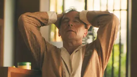 Jason Isaacs en la escena de su desnudo en The White Lotus 3 como Timothy Ratliff Jason Isaacs en la escena de su desnudo en The White Lotus 3 como Timothy Ratliff