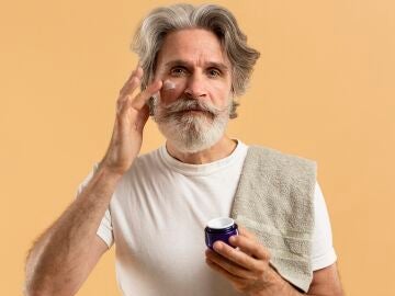 Hombre aplic&aacute;ndose cosm&eacute;ticos