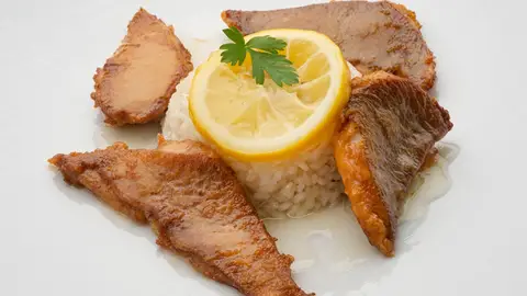 Gallo con salsa de limón Gallo con salsa de limón