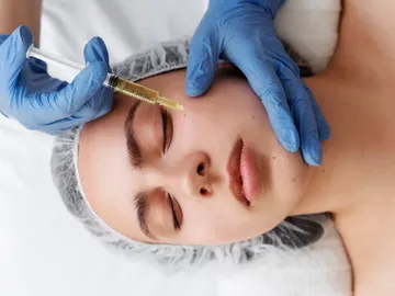 Mujer se somete a un tratamiento de medicina estética Mujer se somete a un tratamiento de medicina estética