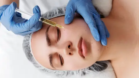 Mujer se somete a un tratamiento de medicina estética Mujer se somete a un tratamiento de medicina estética