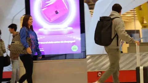 Laura Escanes y Joan Verdú en el aeropuerto Laura Escanes y Joan Verdú en el aeropuerto