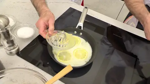 Exprime el resto de los limones y vierte el zumo encima Exprime el resto de los limones y vierte el zumo encima